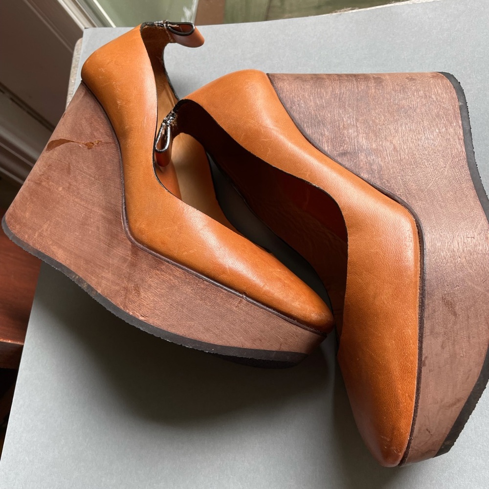 Chloé Tan Leather Close Toed Wooden Wedge